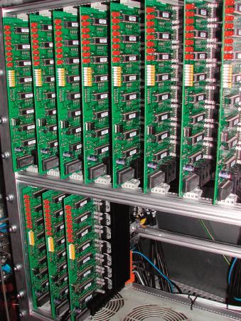 Одиннадцать 8-осевых плат в стойке прототипа машины